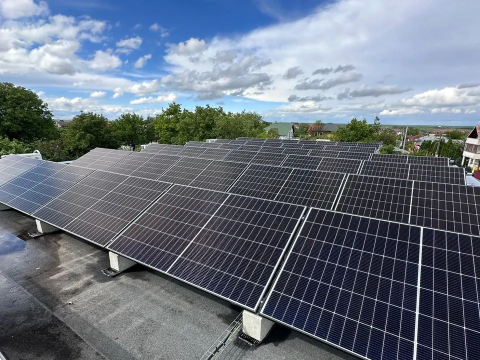 Panouri fotovoltaice pe suporți cu balast, pe un acoperiș plat