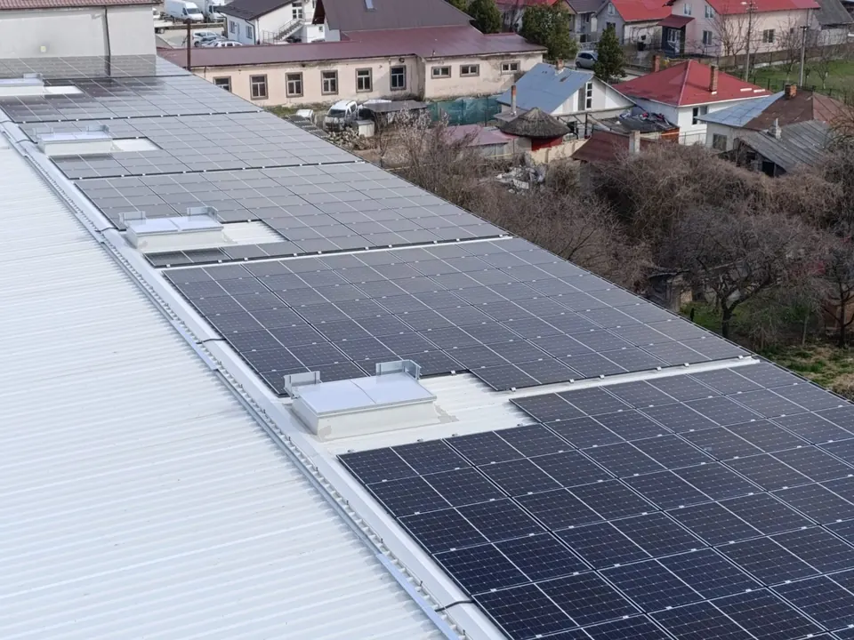 Panouri fotovoltaice pe acoperișul metalic al unei hale