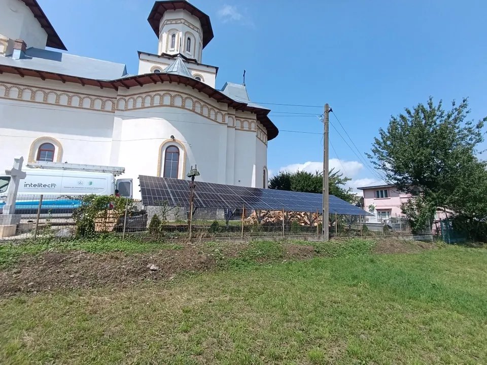 Sistem fotovoltaic montat pe sol lângă biserica Parohiei Dersca